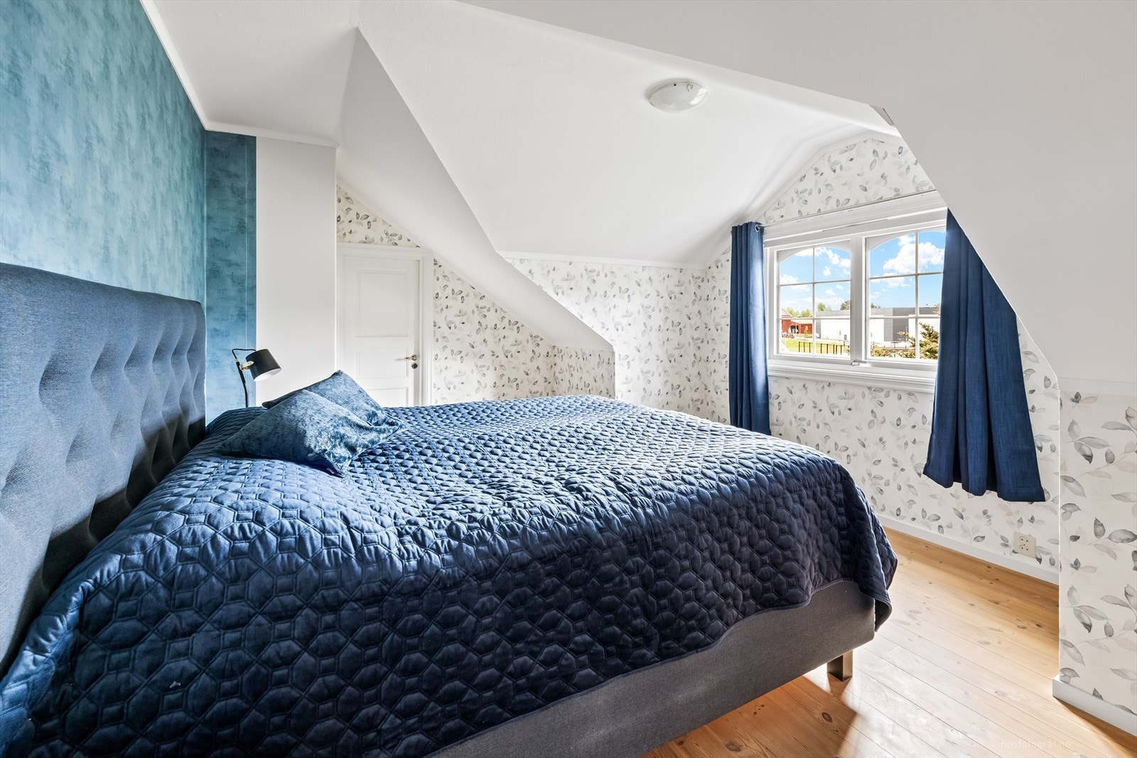 Hovedsoverommet har god plass og tilgang til et romslig walk-in closet. Galleribilde