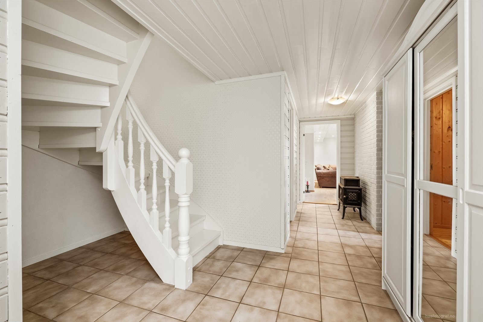 I kjellergangen er det montert en rentbrennende vedovn, byttet i ca. 2015. Galleribilde