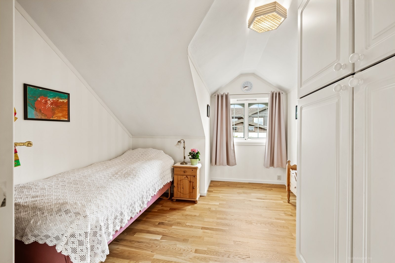 Det tredje soverommet i etasjen er lunt og arealeffektivt, med plass til seng og oppbevaring. Galleribilde