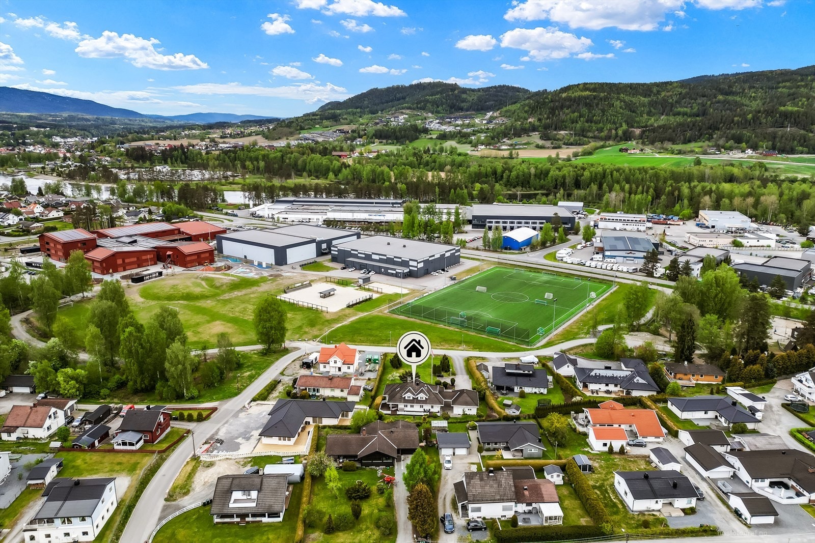 Med Loesmoen idrettspark som nærmeste nabo, er det umiddelbar nærhet til fotballbaner og andre idrettsanlegg. Galleribilde