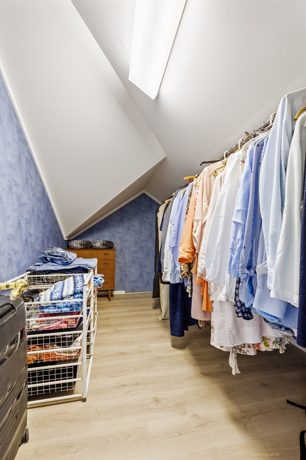 Walk-in closet med god oppbevaringsplass. Galleribilde