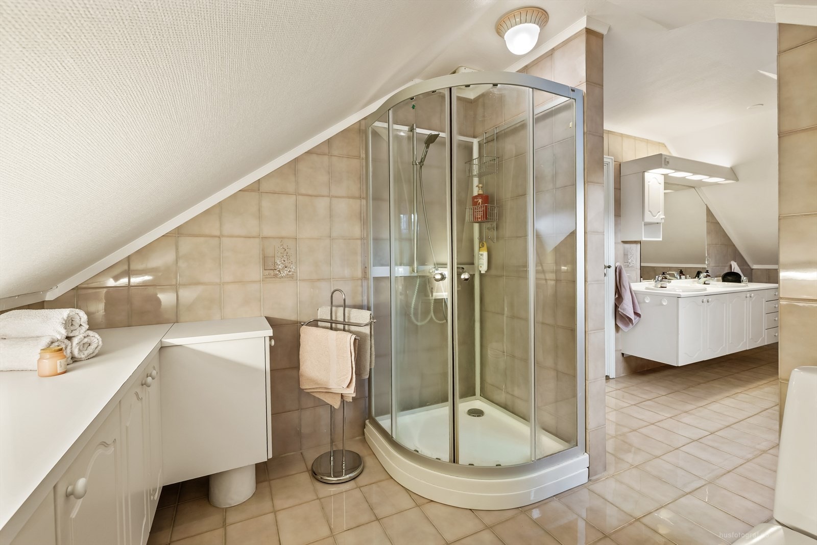 Badet i andre etasje er fra byggeåret og utstyrt med dusjkabinett. Galleribilde