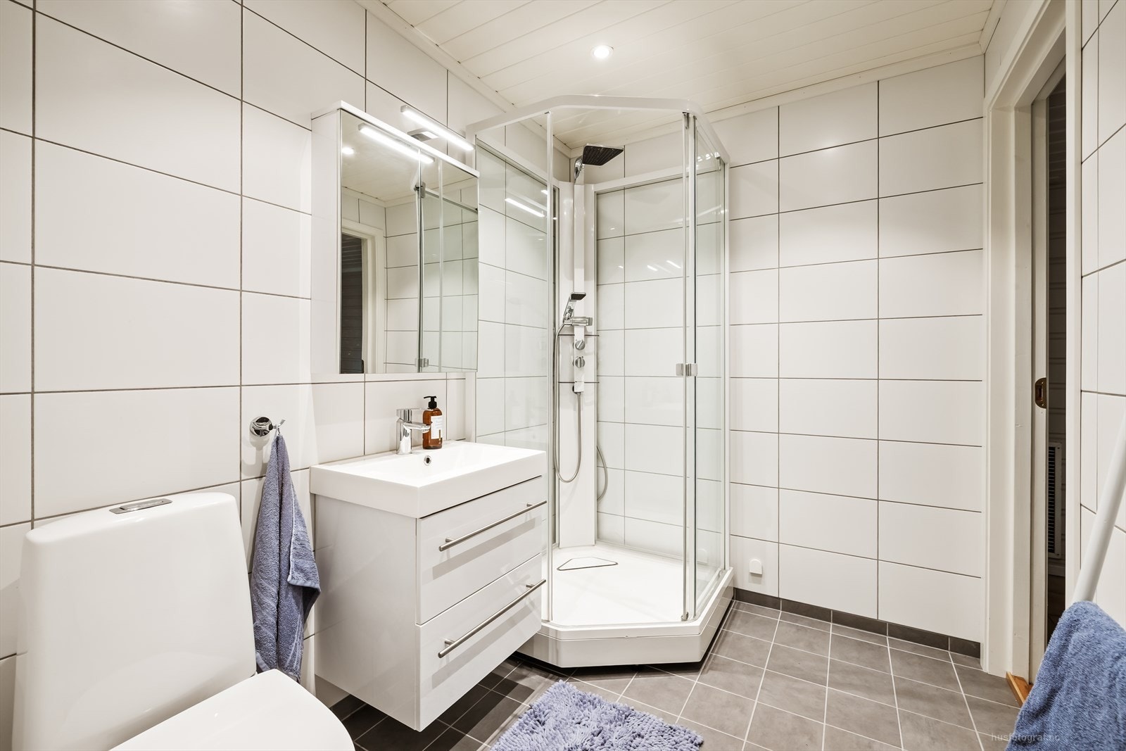 Badet i kjelleren ble bygget i 2016 og har en moderne standard med fliser på gulv og vegger. Galleribilde