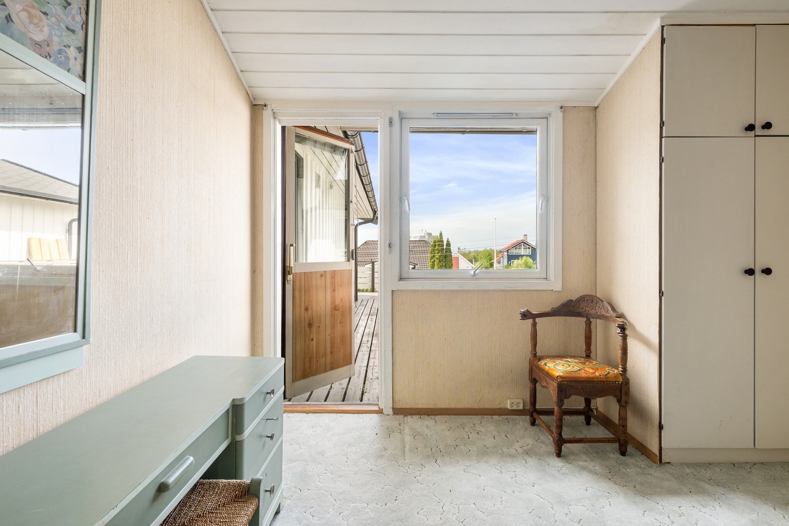 Soverom 2 med utgang til den solrike balkongen Galleribilde