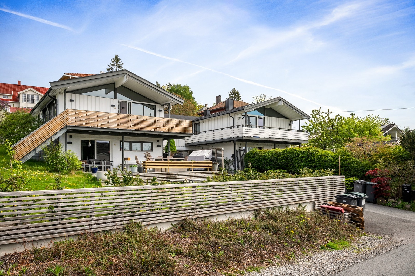 Tåsen terrasse 5a til Høyre - består av 2 enheter - hvorav den som selges er i 2 etasje (Tåsen terrasse 5B er ikke en del av sameiet) Galleribilde