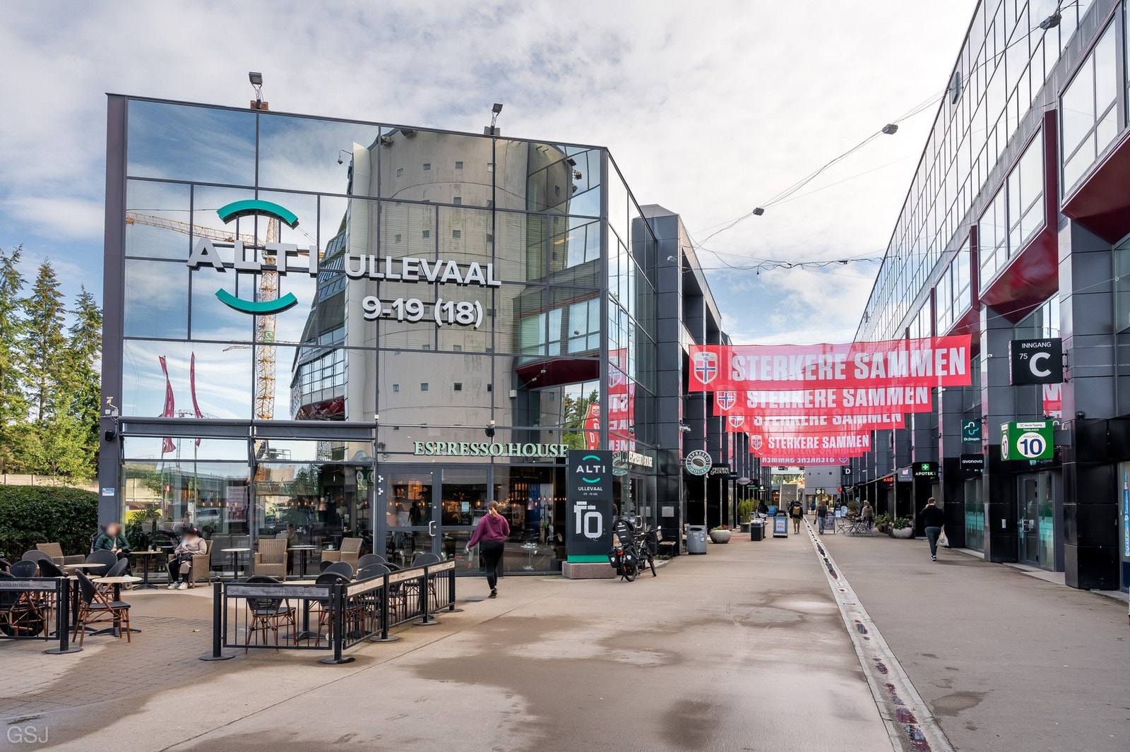 Ullevål stadion shoppingsenter - med et stort utvalg av forretninger, Vinmonopol, restautanter, kafeer, bokhandel, apotek m.fl samt dagligvare Meny med sitt store og fristende utvalg samt ferskdisk Galleribilde