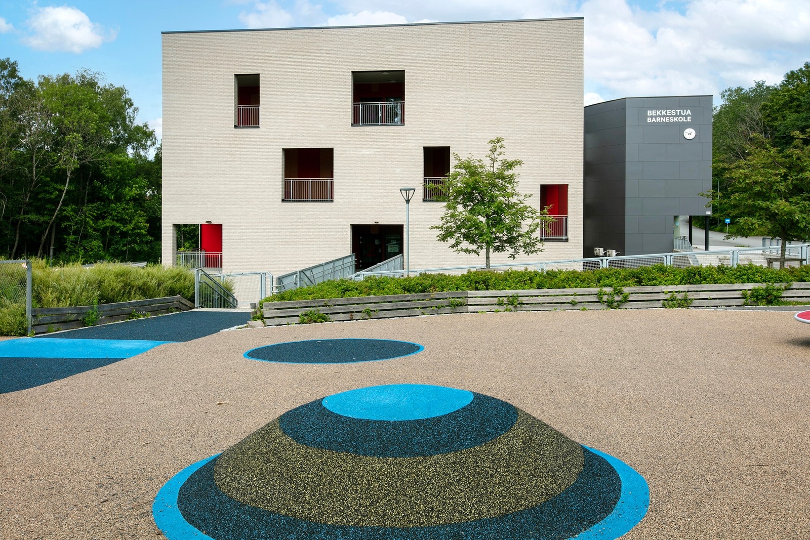 Området har kun få minutters gange til topp moderne barnehage- og skoletilbud. Her Bekkestua barneskole Galleribilde