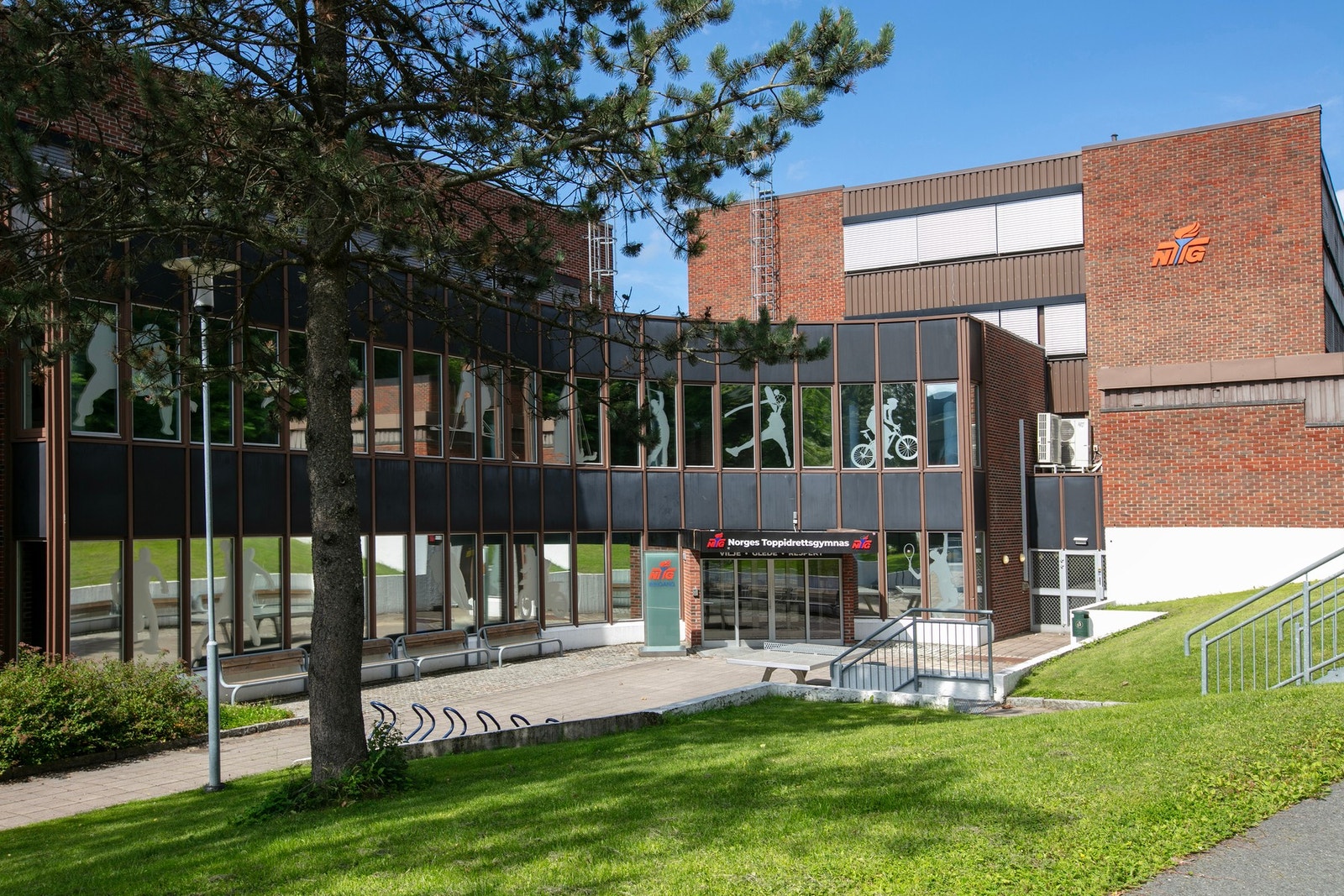 Det er bare kort vei til Norges Toppidretts Gymnas (1,2 km) Galleribilde