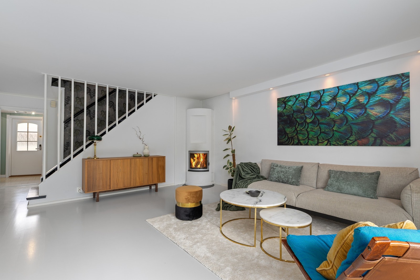 1. etasje har stue/spisestue med trappeløp oppvarming med en flott peisovn med glassfront Galleribilde
