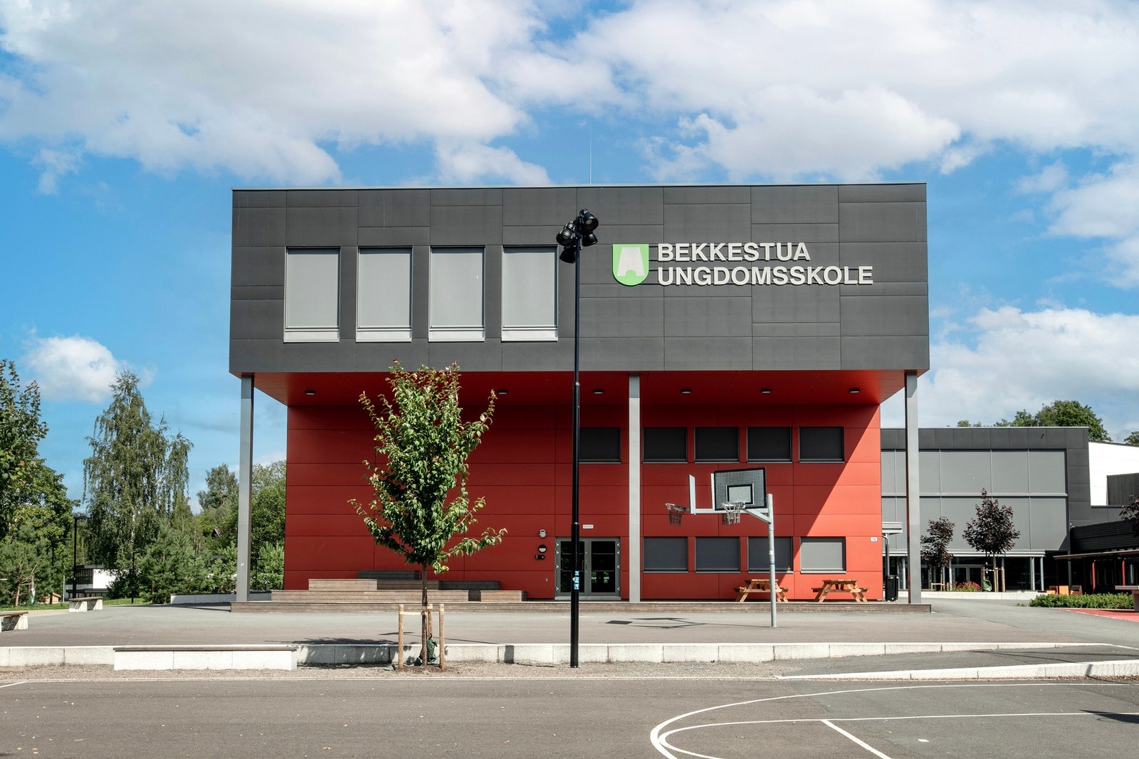Fra Furuveien 16 D er det bare 10 min gange til Bekkestua ungdomsskole Galleribilde