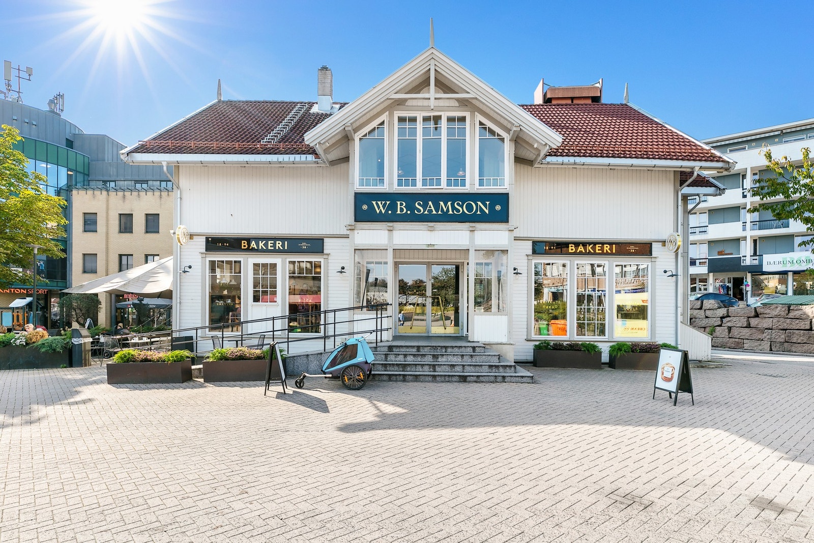 Bekkestua sentrum har flere spisesteder og hyggelige kaféer/bakerier med fristende bakverk Galleribilde