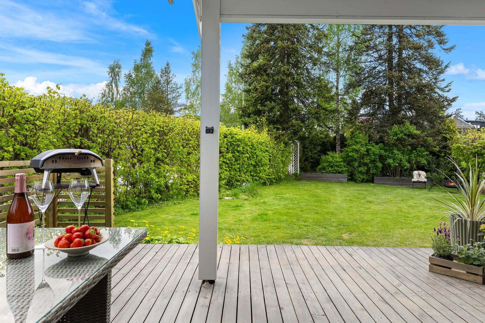 Det er montert opp utvendig belysning og markise i tilknytning til uteplassen Galleribilde