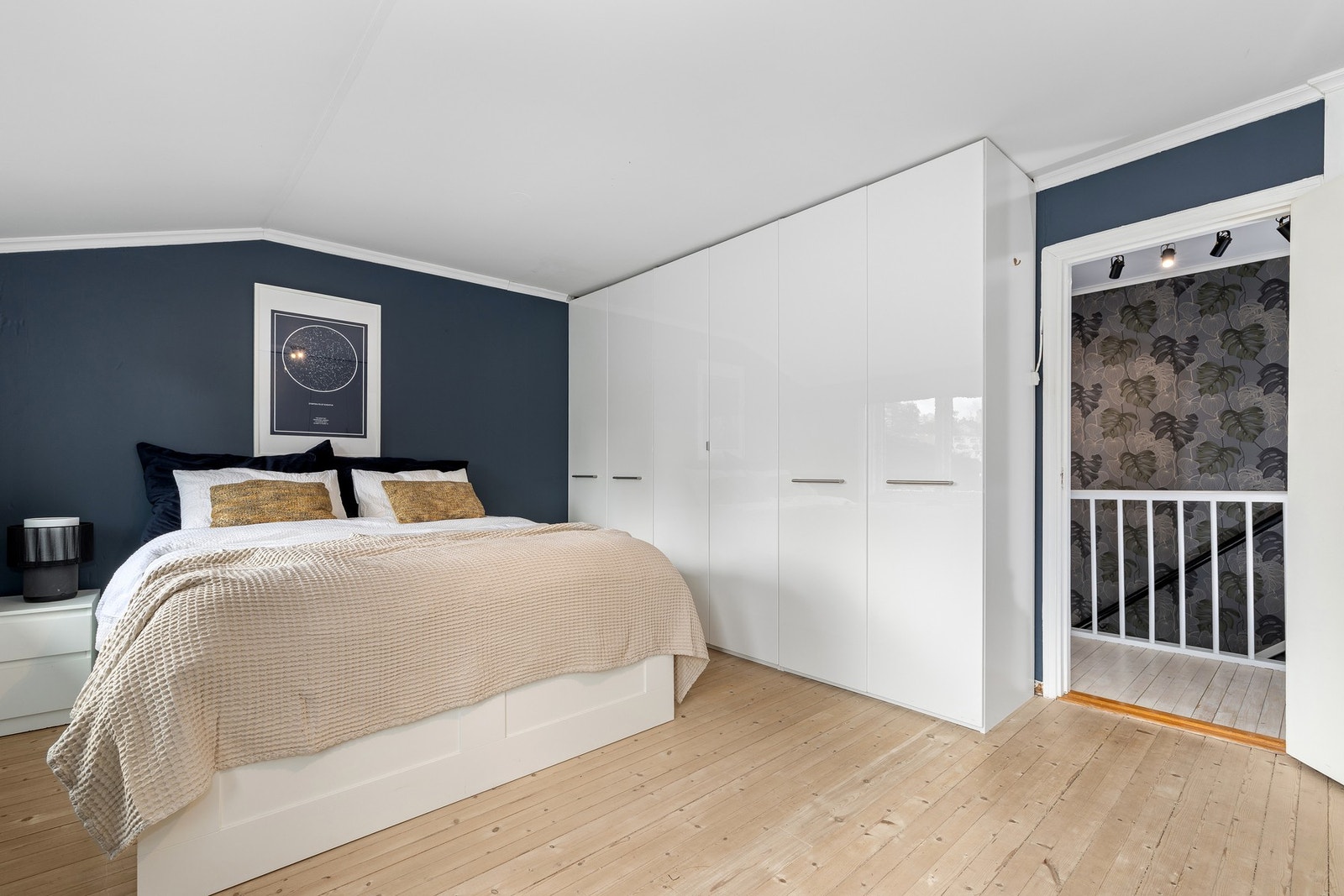 Hovedsoverom har plass for en stor dobbeltseng, soveromsmøbel og oppbevaringsplass i to gode garderober Galleribilde