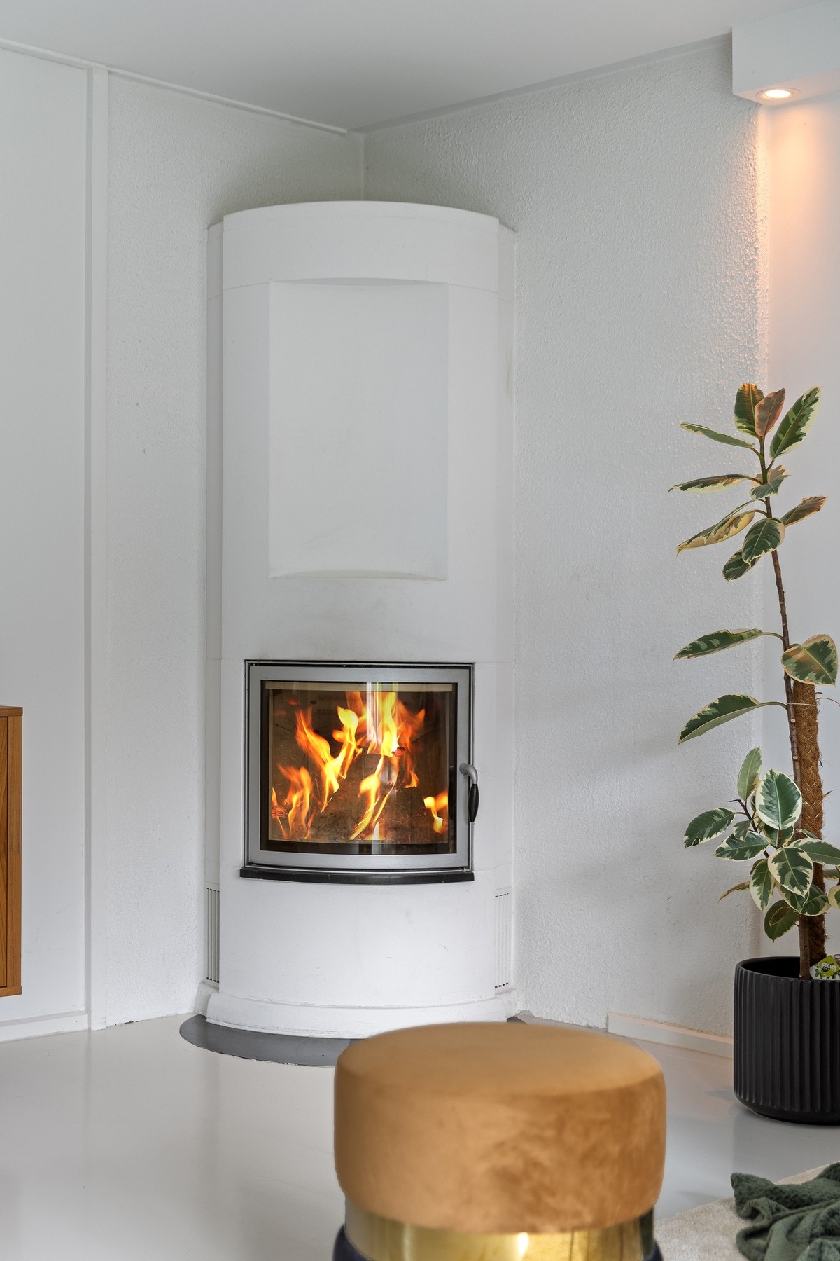 Den store og moderne peisovnen er et flott blikkfang i stue/spisestue Galleribilde