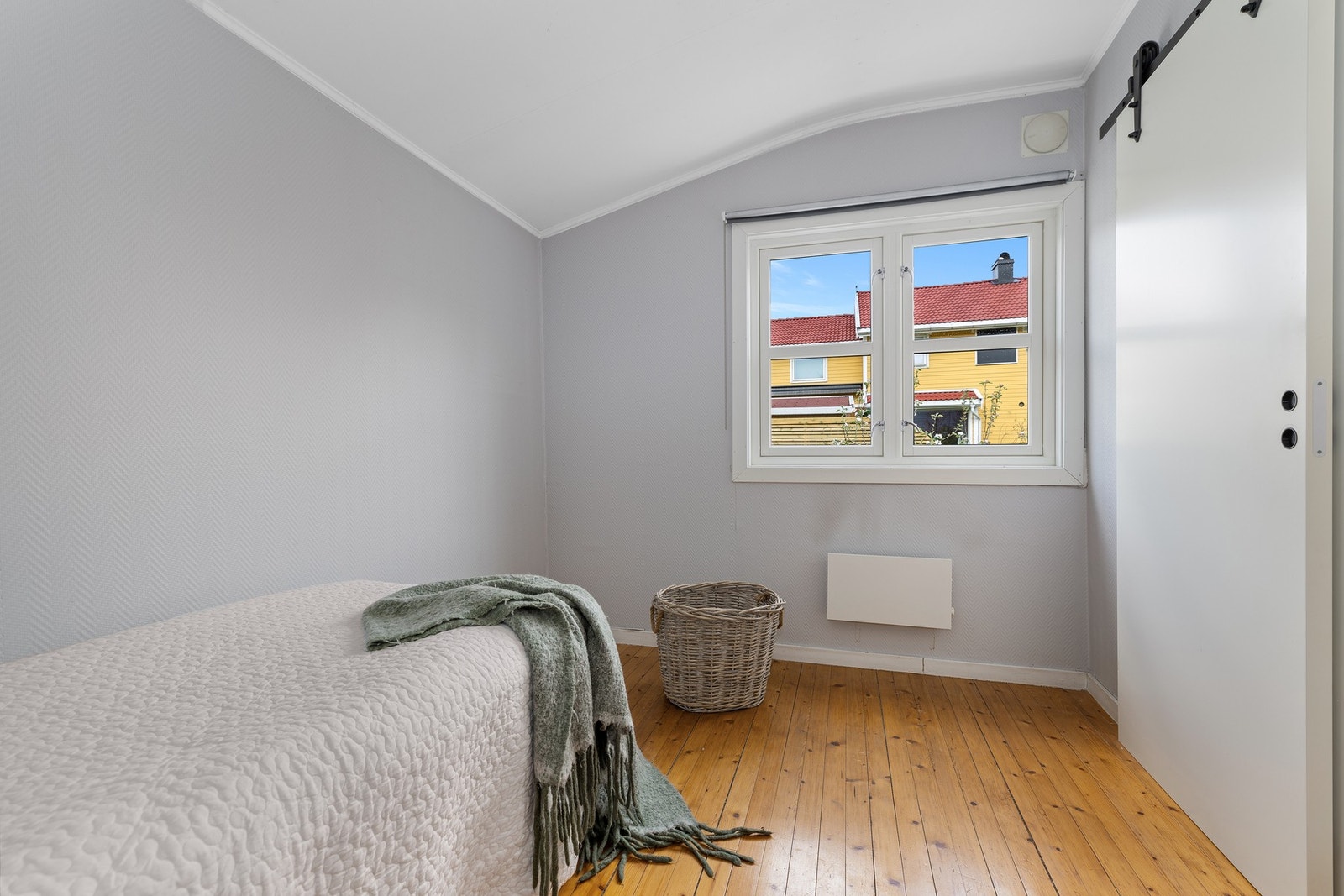 Soverom 3 ved entré har adkomst via en enkel skyvedør med åpent skinnesett Galleribilde