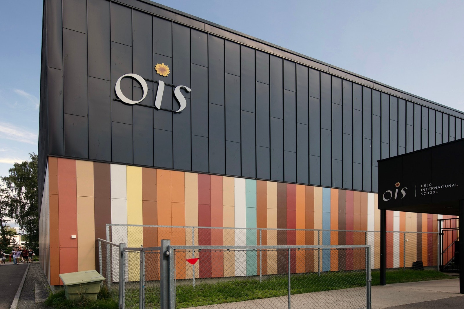 Området inkluderer også Oslo International School Bekkestua og videregående skoleløp ved Nadderud og Eikeli Galleribilde