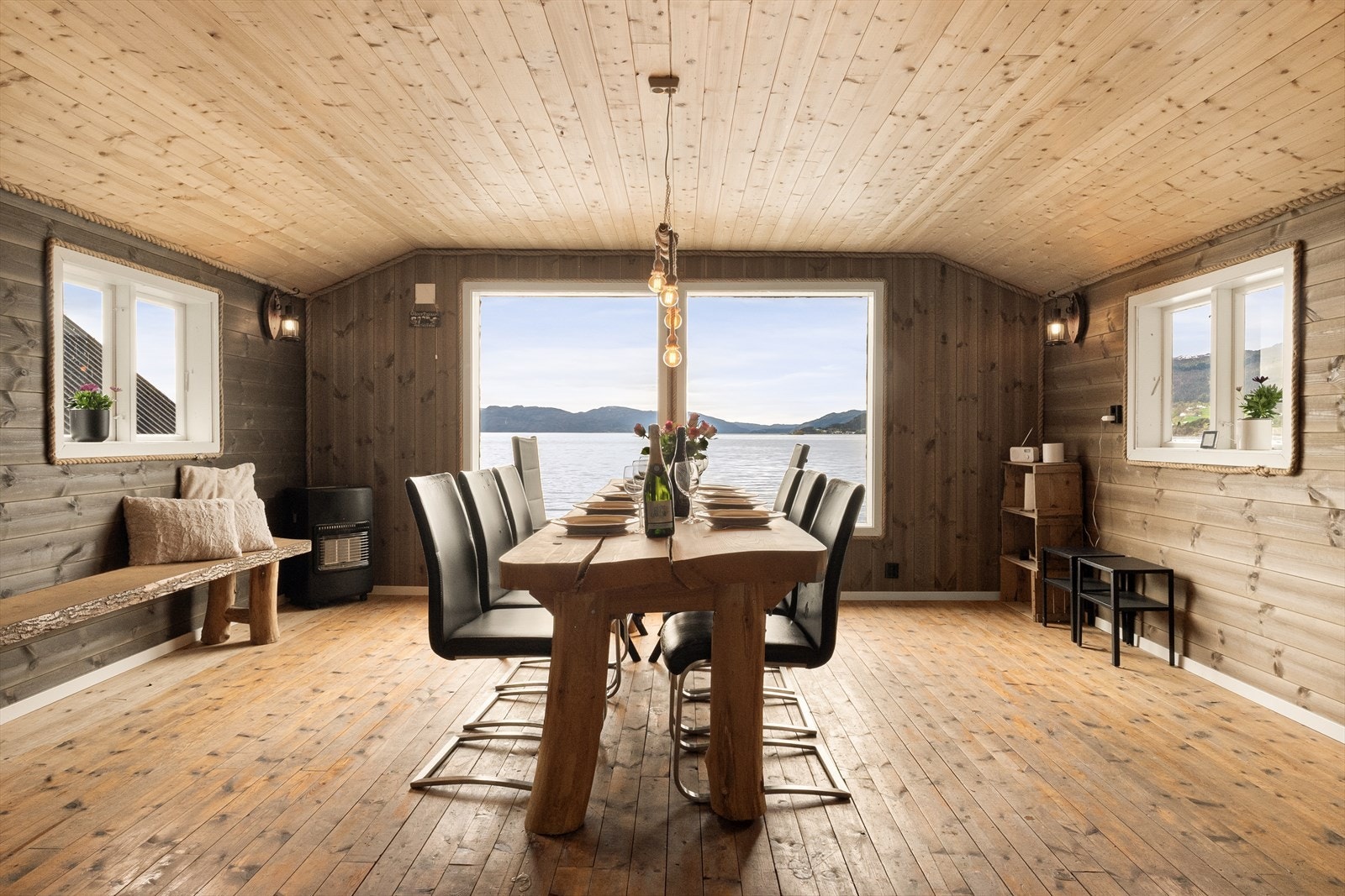 Naust: 2. etasje er oppmålt til 32 m² bruksareal og er innredet med lune treoverflater på gulv, vegger og himling. Galleribilde