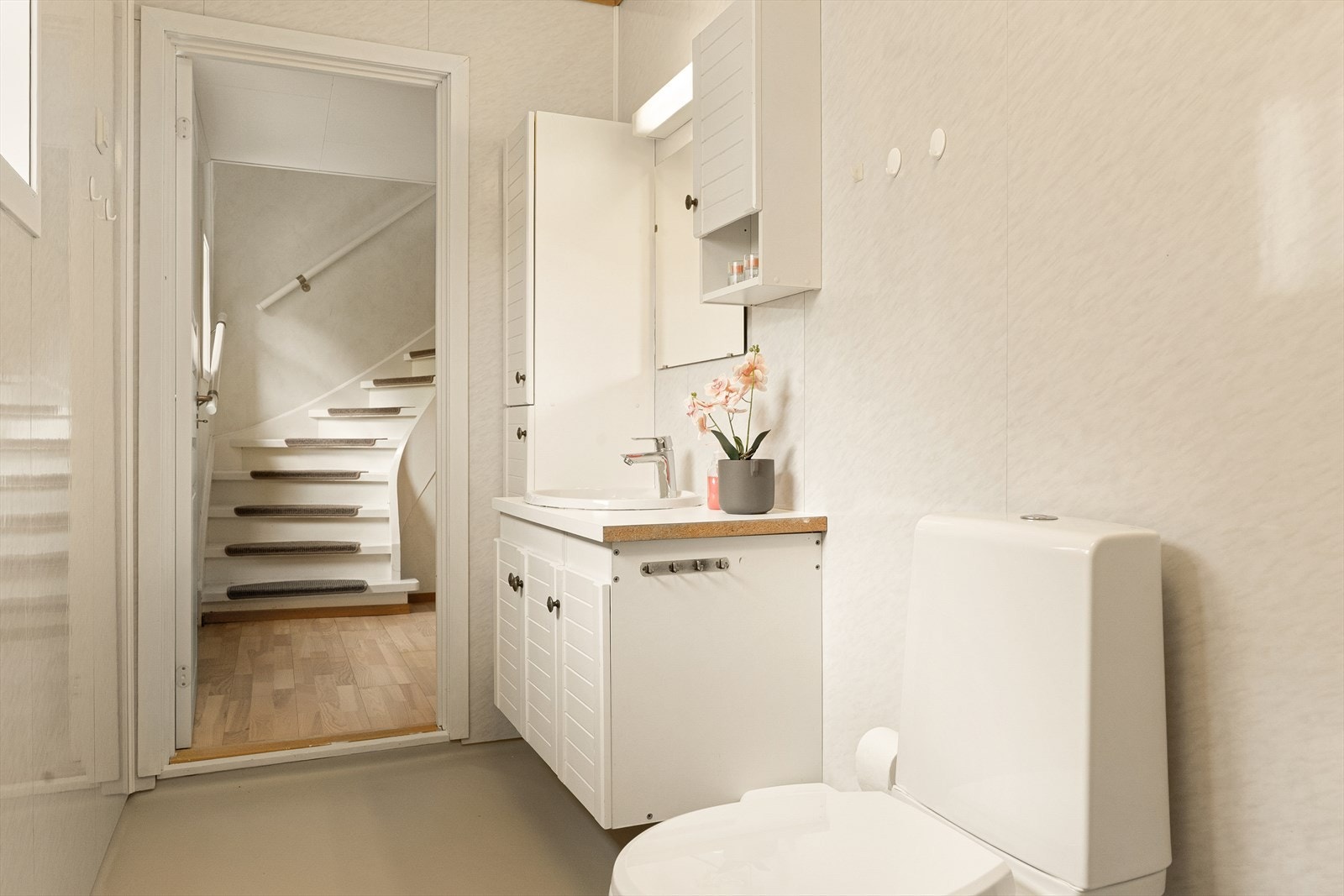 Fra badet er det tilkomst videre mot entré og trappeløp til loftsetasjen. Galleribilde