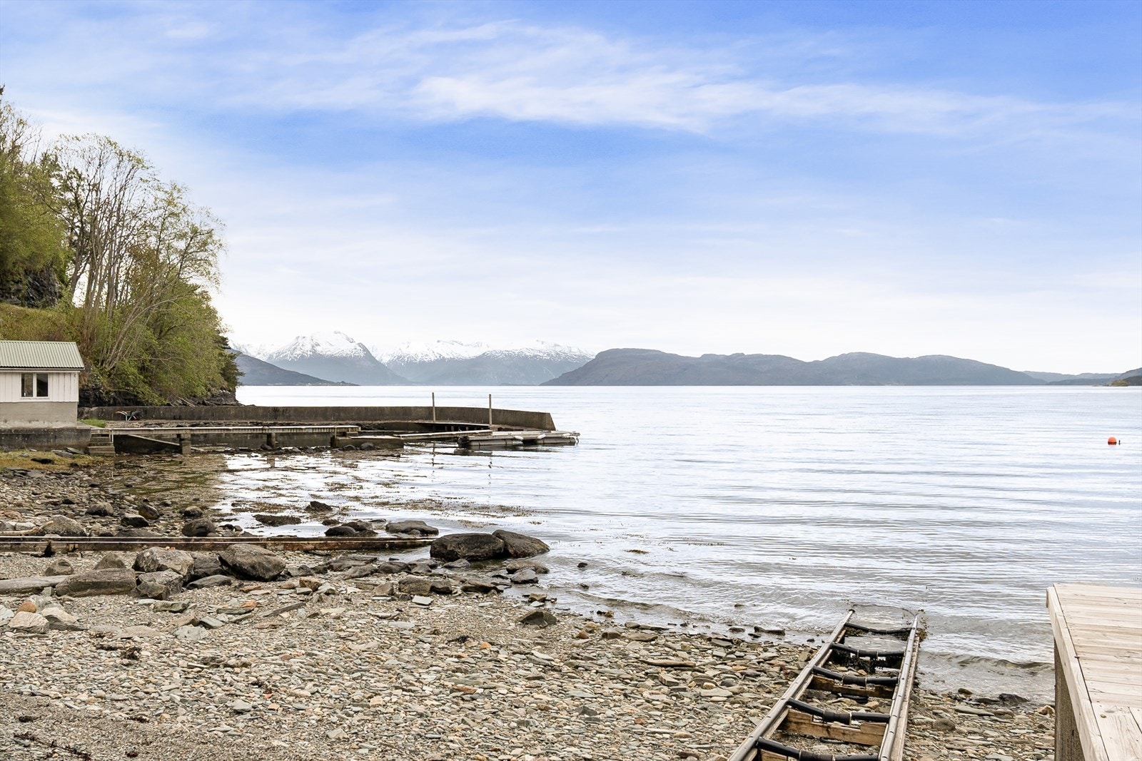 En eiendom for deg som drømmer om et fristed ved fjorden, med Hardangers vakre natur rett utenfor døren. Galleribilde