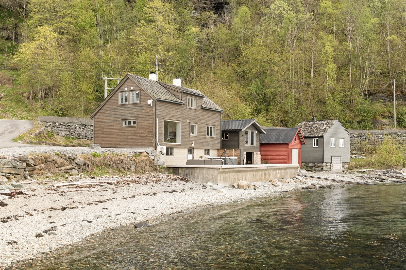 Strandebarmsvegen 40 har en sjelden og idyllisk beliggenhet helt nede ved Strandebarmsbukta, omgitt av det storslåtte fjordlandskapet Hardanger er kjent for. Galleribilde