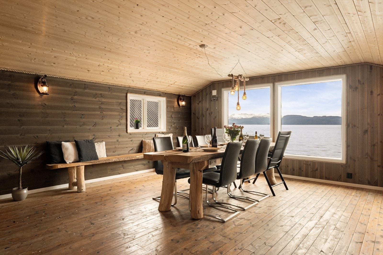 En unik og sjelden sjøeiendom i vakre Hardanger med kun halvannen time kjøretur unna Bergen! Galleribilde