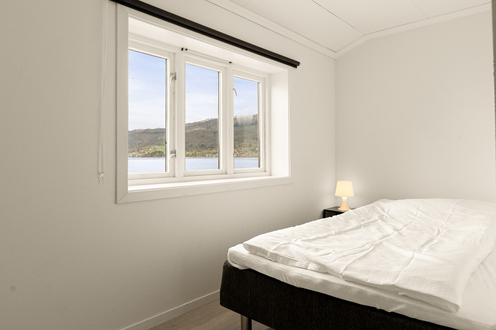 Med fem soverom og gode oppholdsarealer i både bolig og nøst, ligger alt til rette for familie, gjester og lange sommerdager i naturskjønne omgivelser. Galleribilde