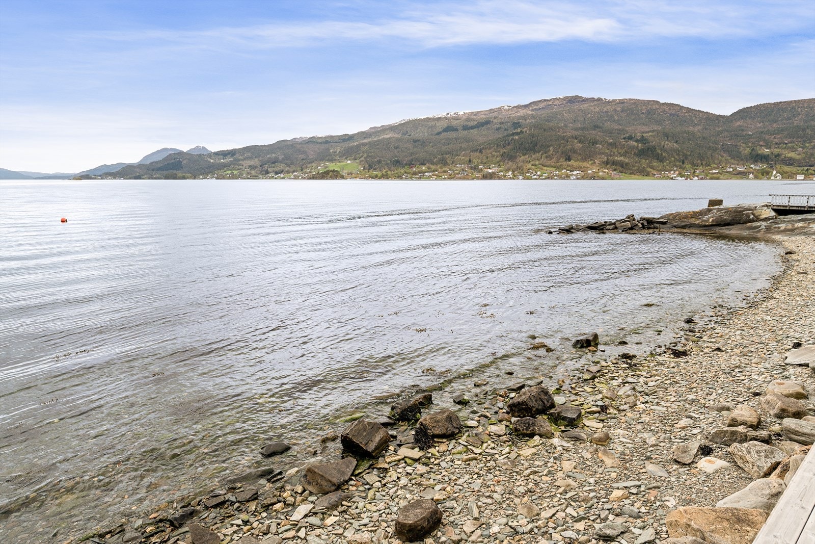 Beliggenheten kombinerer det beste av Hardanger: fredelige omgivelser, vakker natur, gode aktivitetsmuligheter og samtidig god tilgjengelighet. Galleribilde
