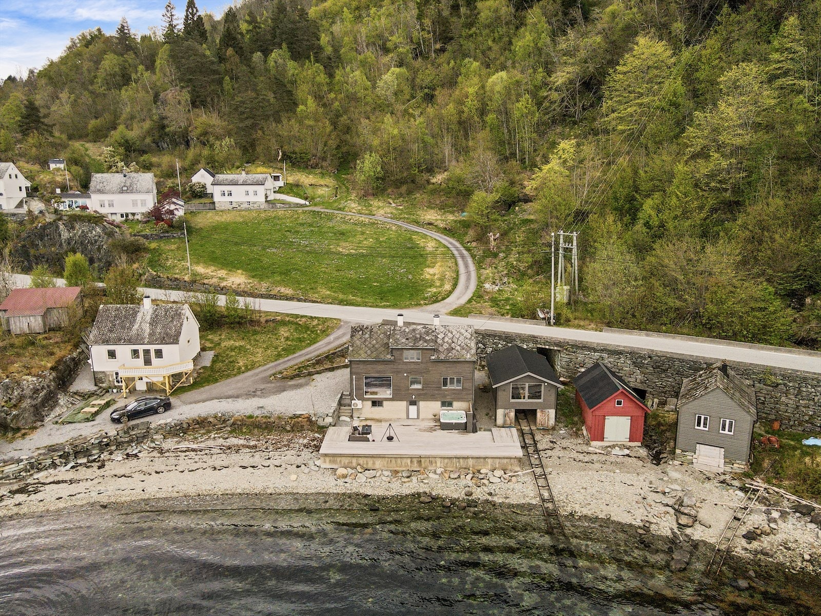 Her kan du nyte flotte utsiktslinjer mot fjord, fjell og vakker natur, med sjøen som nærmeste nabo. Galleribilde