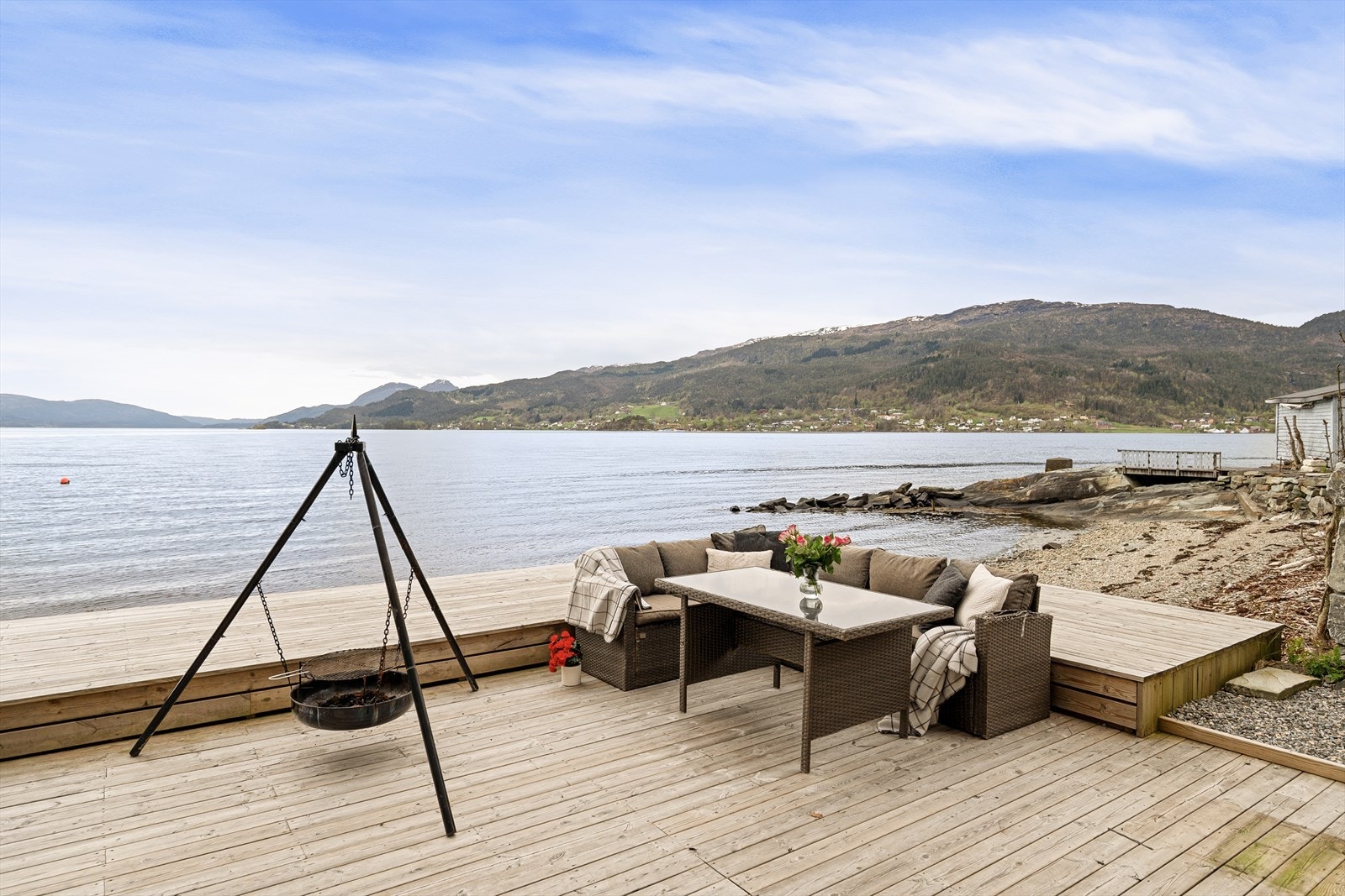 Fra terrassen kan du nyte rolige morgener og sene sommerkvelder med utsikt over Strandebarmsbukta. Galleribilde
