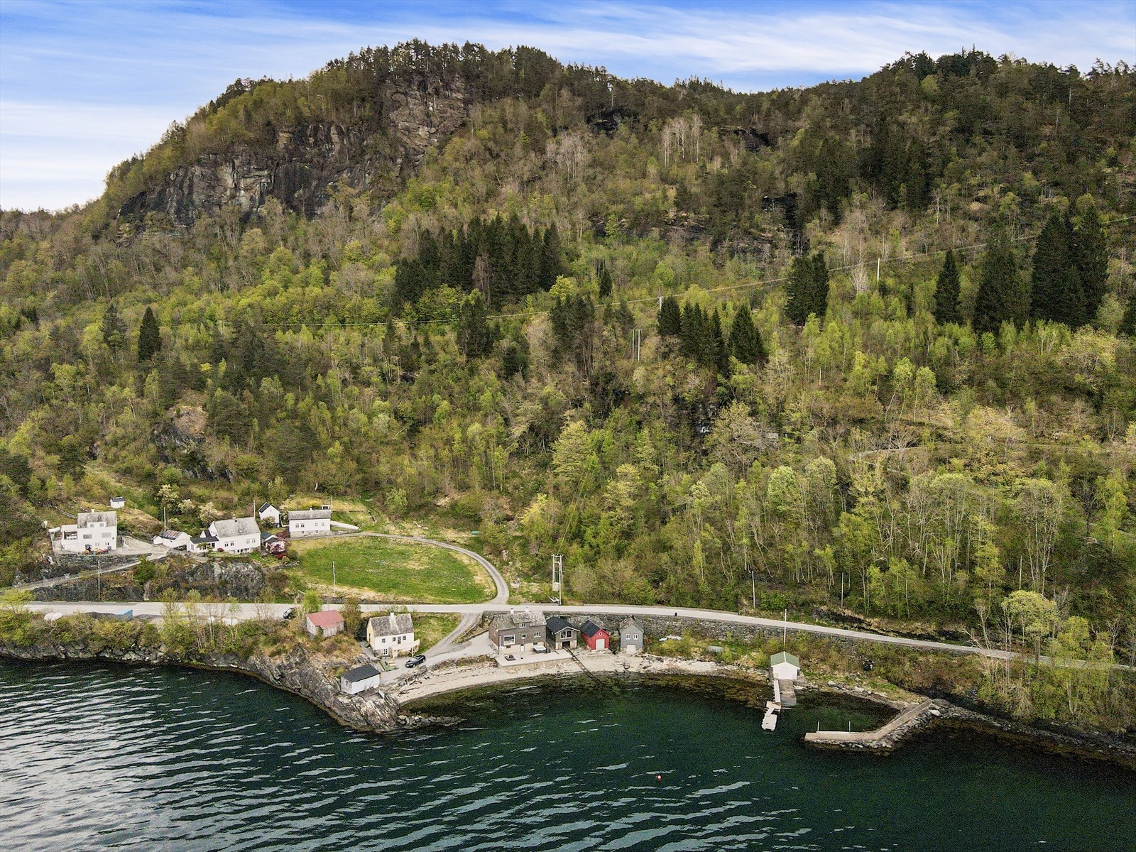 Her ligger alt til rette for aktiv fritid året rundt, med sjøliv om sommeren, flotte turmuligheter og skiløyper på Haukås ved vinterstid. Galleribilde