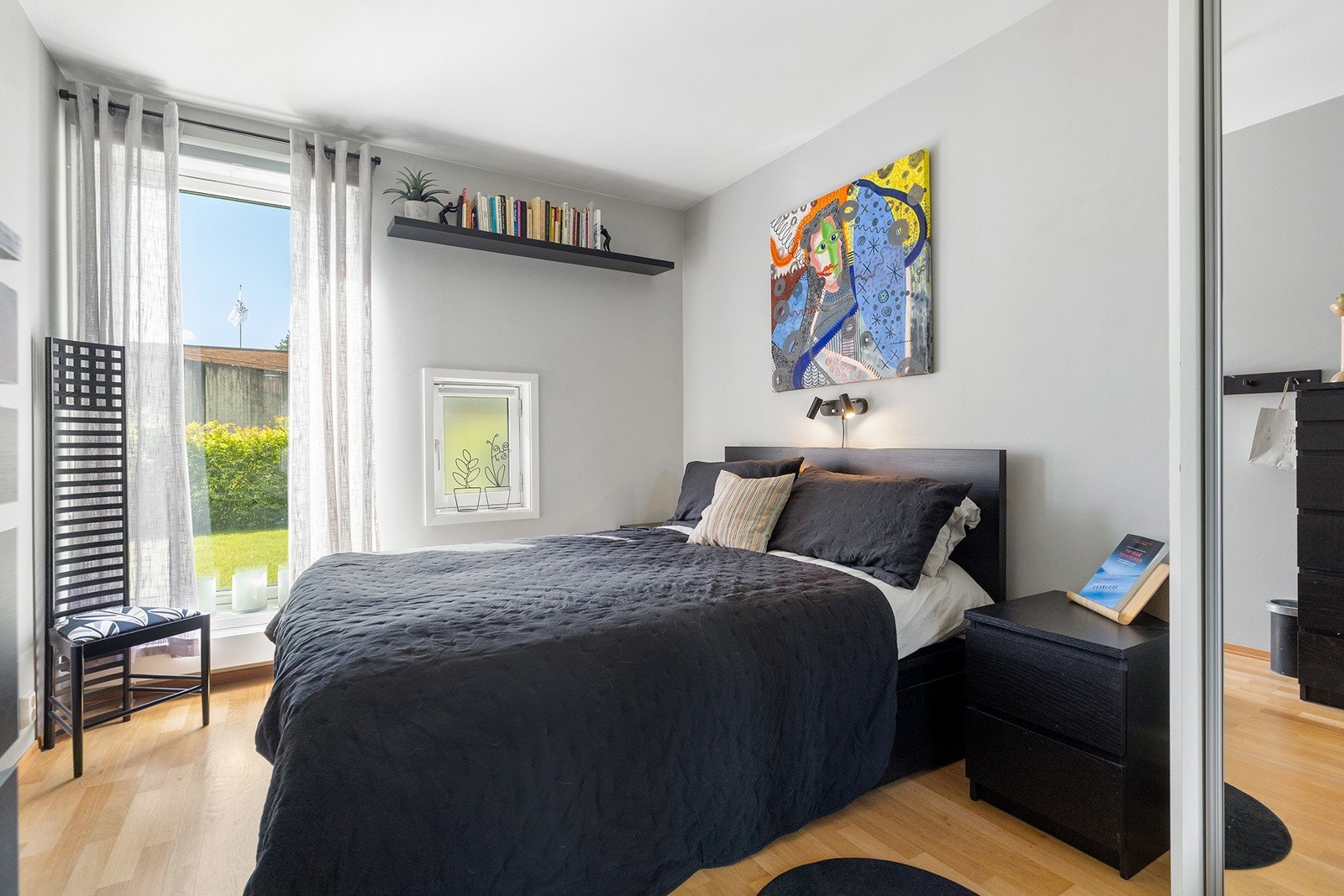 Hovedsoverom med speil skyvedørsgarderobe og skoskap. Galleribilde