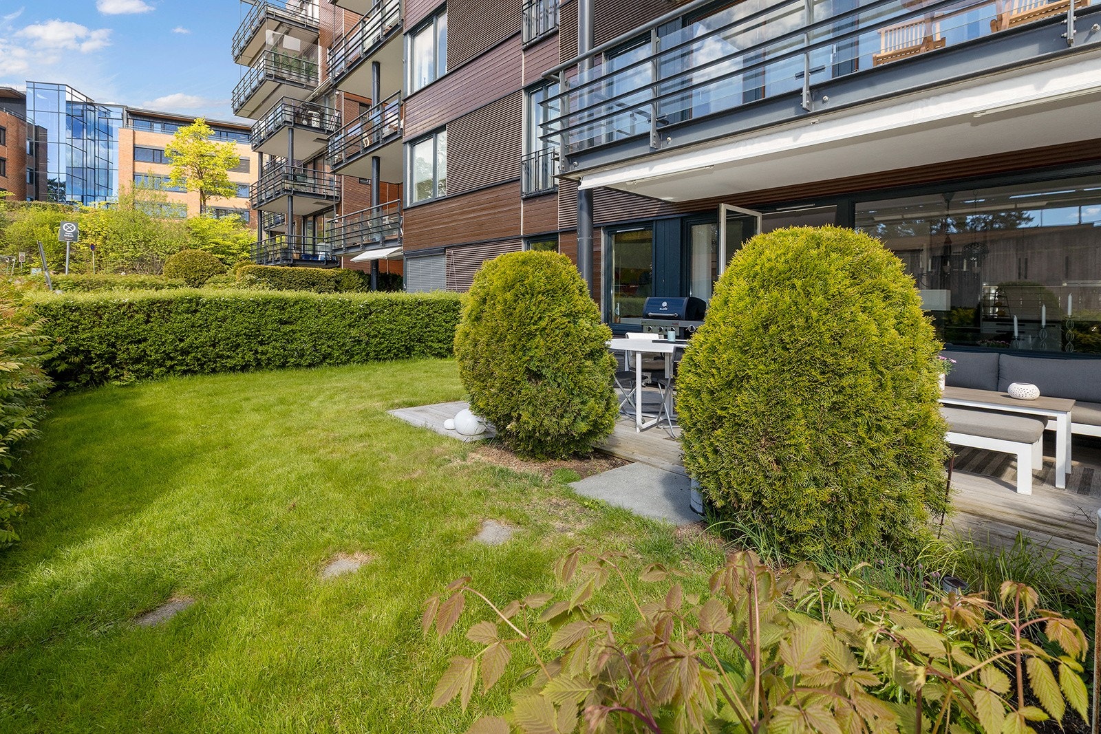 Totalt areal (inklusiv terrasse) på innside av hekk er på ca. 56m². Galleribilde