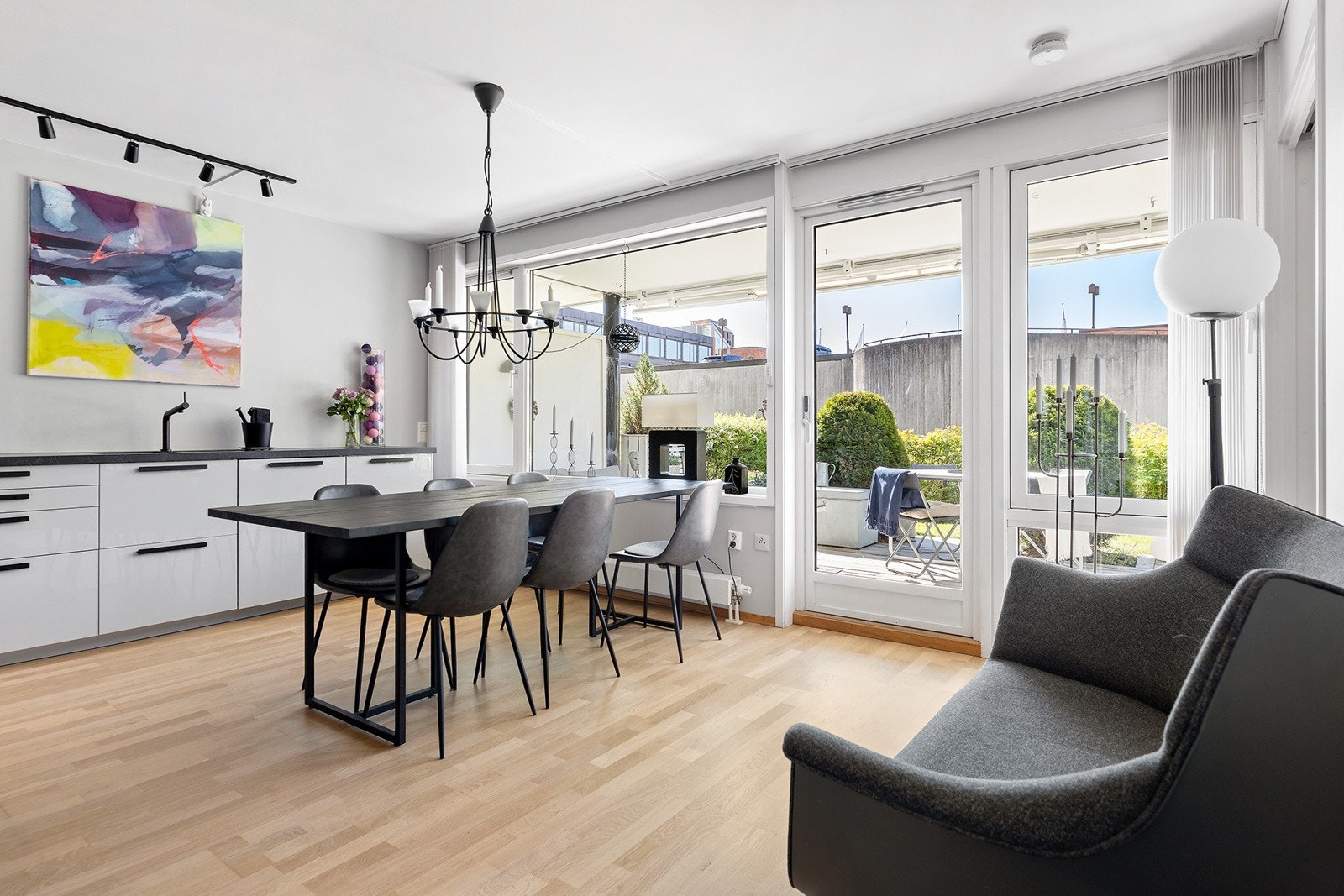Fra stue/kjøkken er det utgang til til sydvendt markterrasse og hagedel. Galleribilde