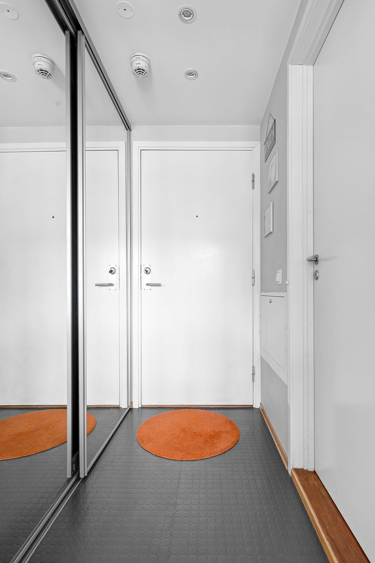 Entré med speil skyvedørsgarderobe. Galleribilde