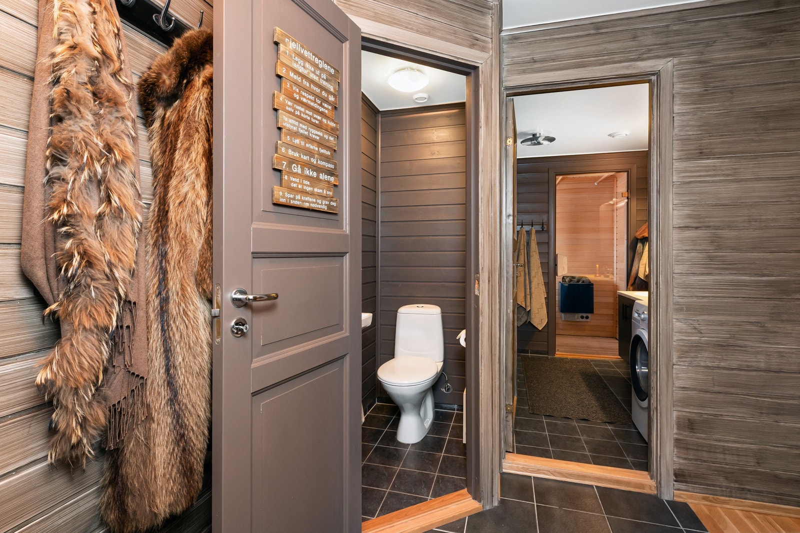 Hovedbad med badstue og ett separat toalettrom. Galleribilde
