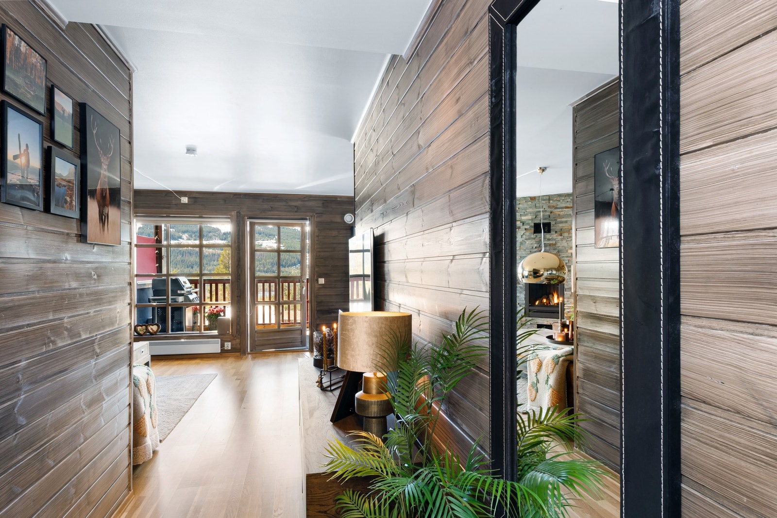 Videre inn til stuen. Galleribilde