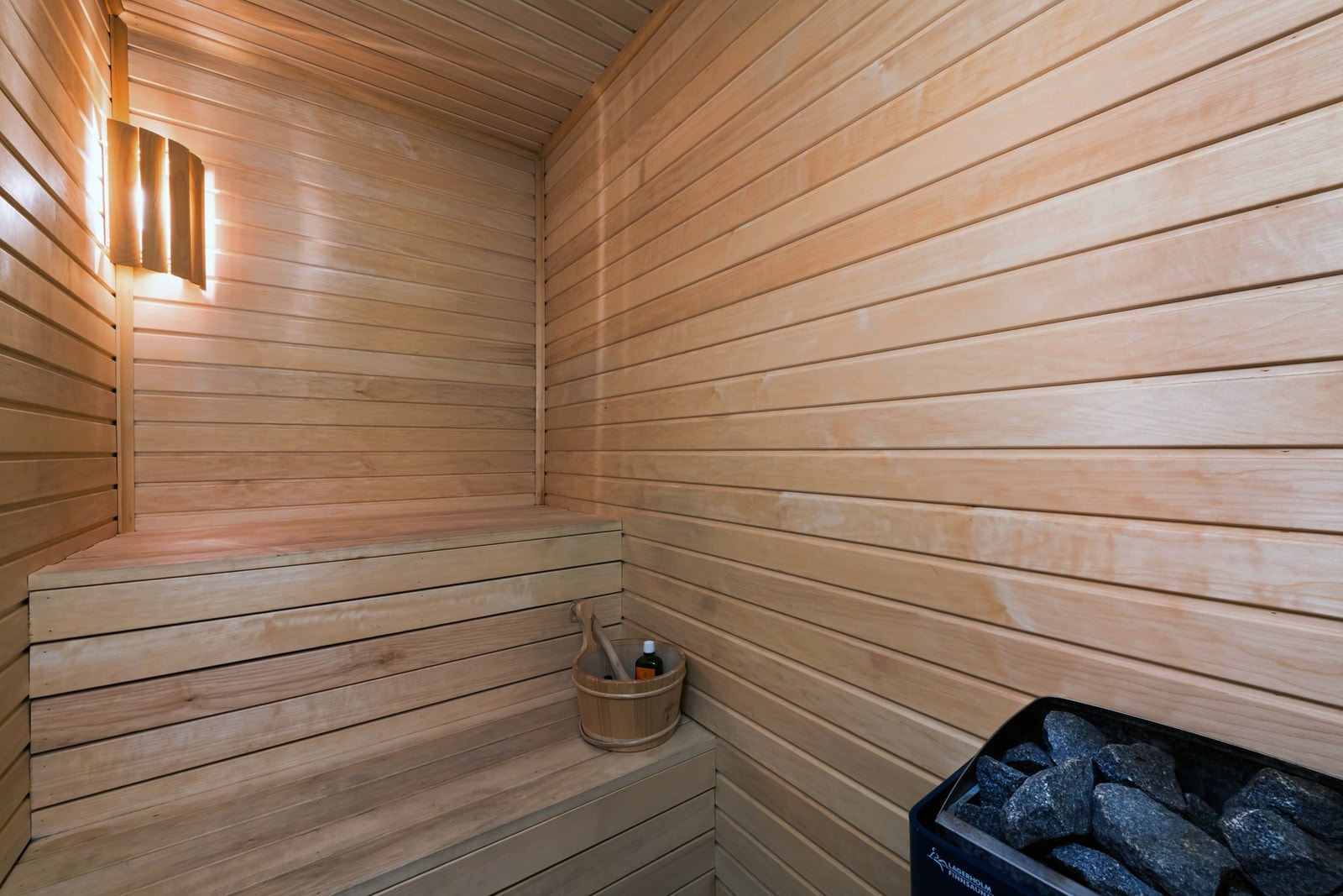 Badstue med to benker. Galleribilde