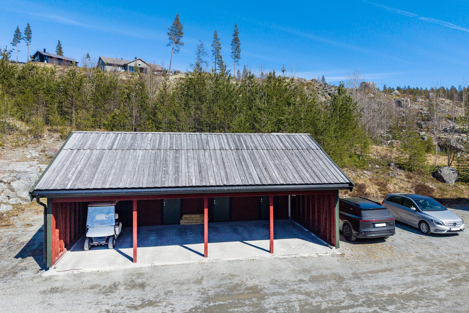 Parkering i carport med en bod. Galleribilde