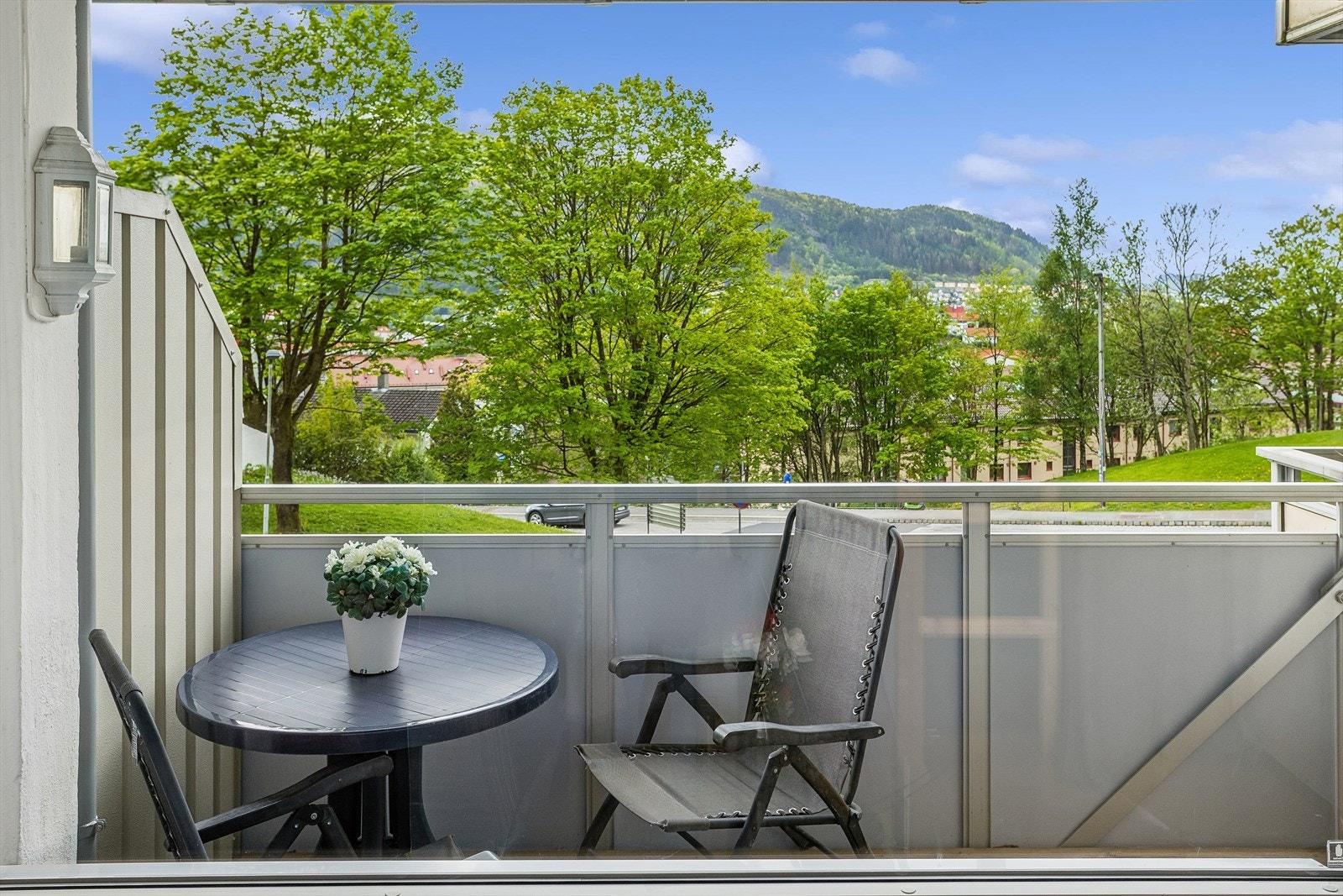 Balkongen er på 6 m² og har god plass til utemøbler. Galleribilde