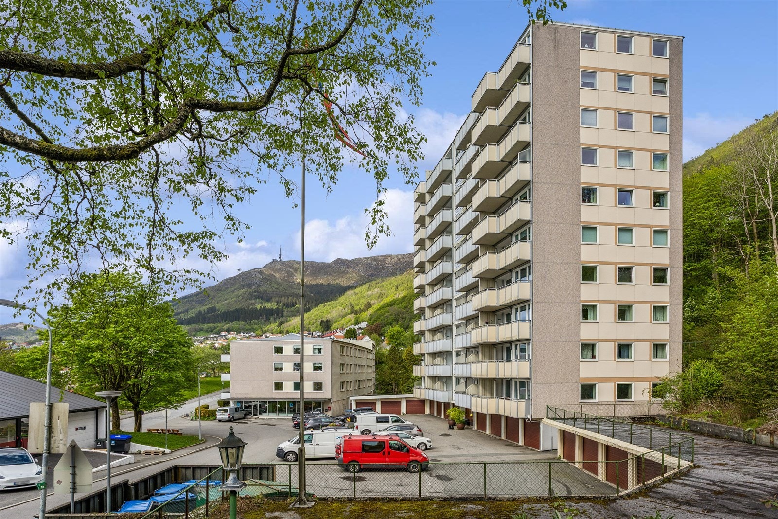 Leiligheten ligger i en boligblokk fra 1957, som er en del av Strimmelen borettslag. Galleribilde