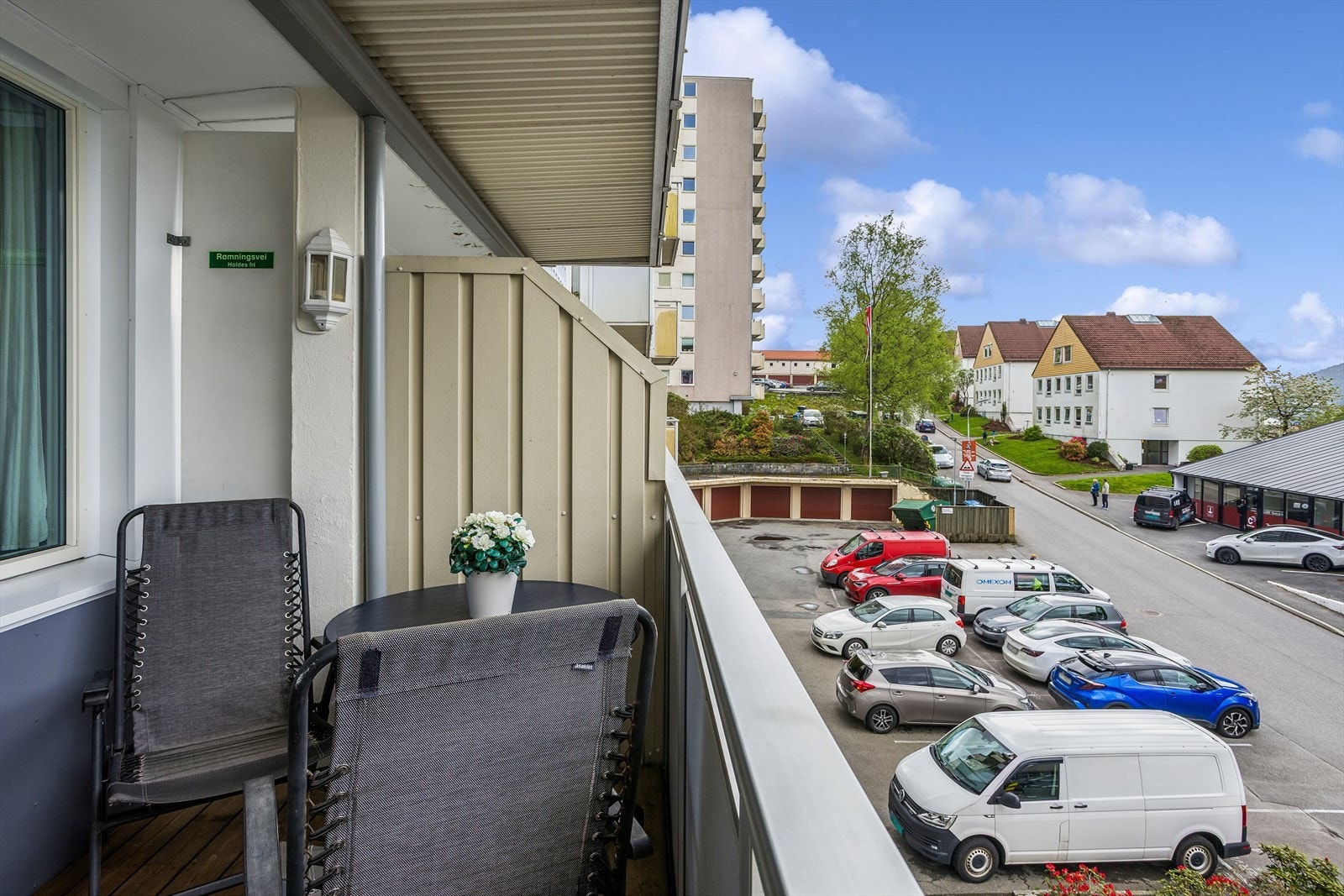 Utsikt over borettslagets fellesområder og nærområdet. Galleribilde