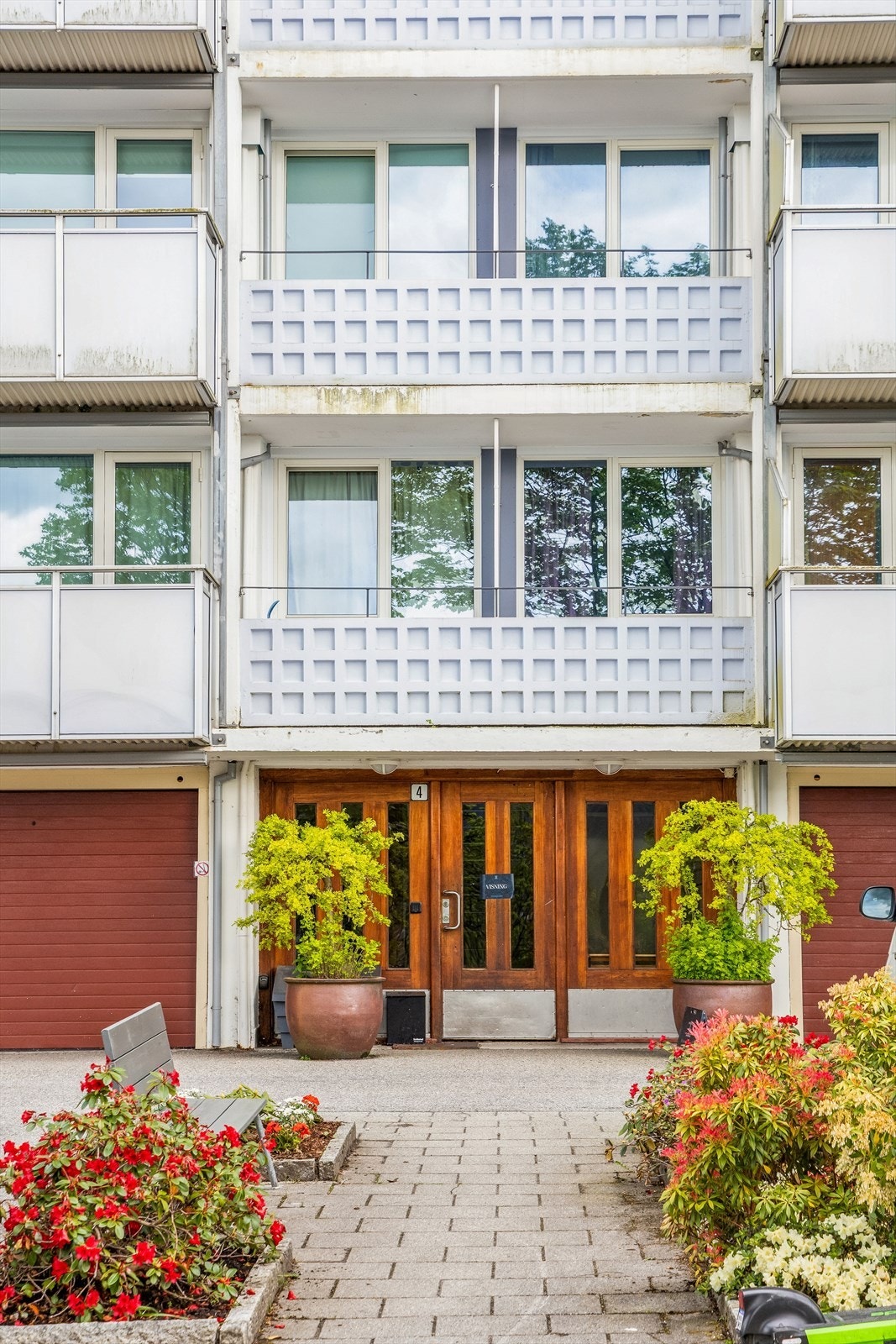 Felles inngangsparti med trappeoppgang i betong. Galleribilde
