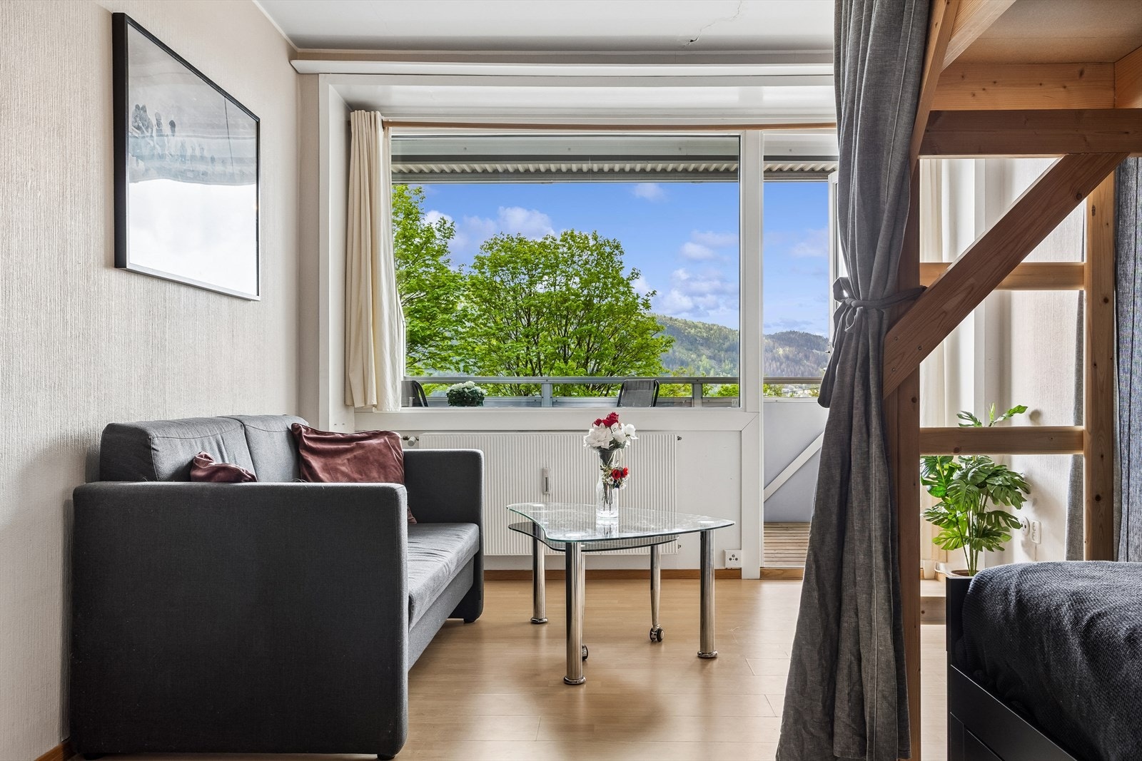 Stuen gir rom for både sofagruppe og en smart soveløsning. Galleribilde