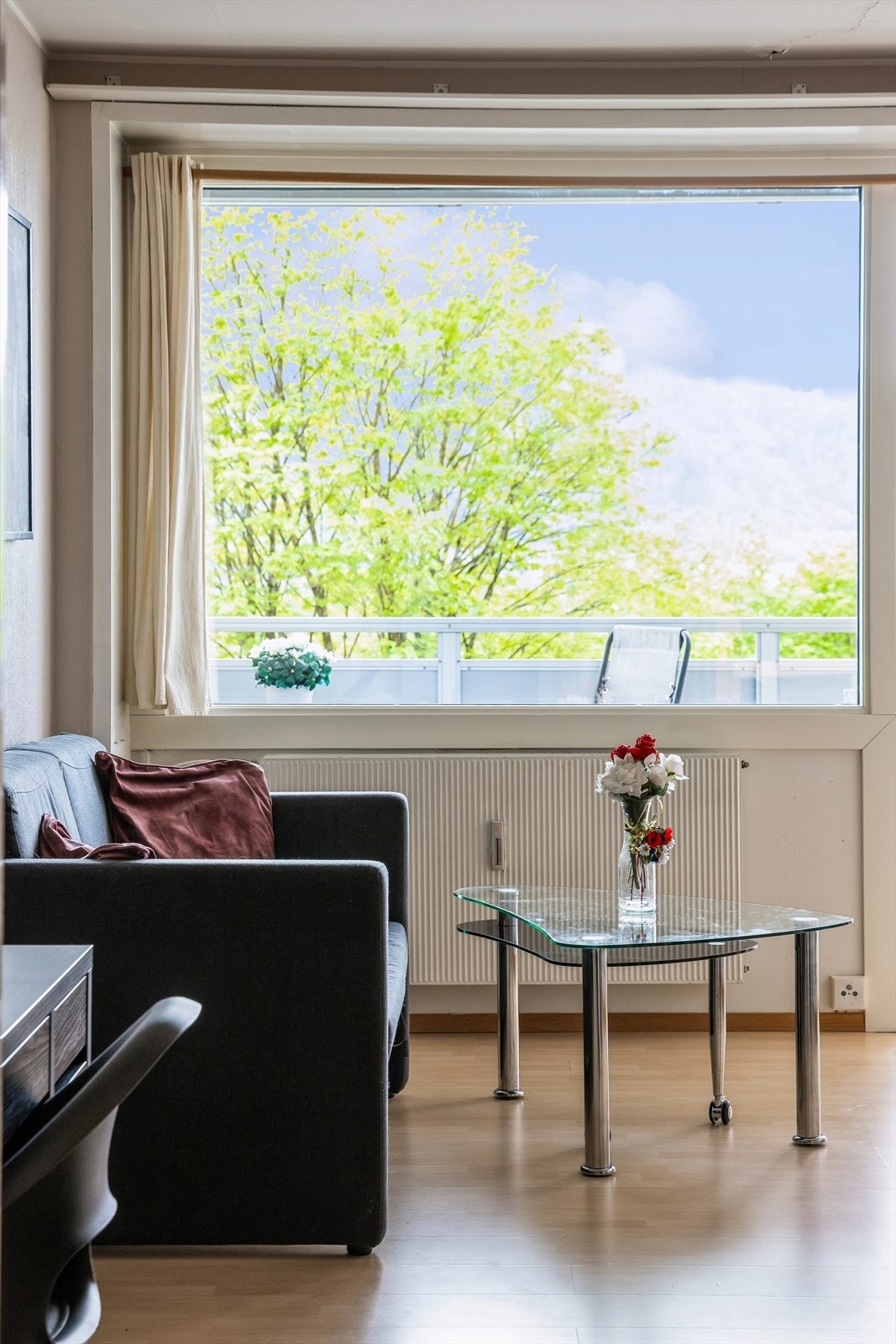 Store vindusflater med isolerglass fra 2016 slipper inn rikelig med dagslys. Galleribilde