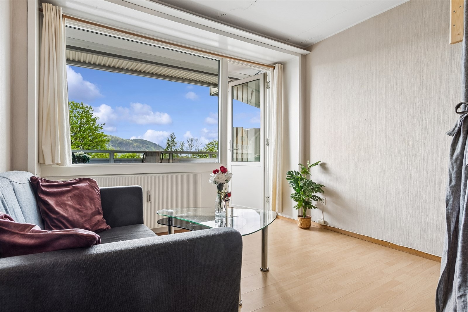 Vestvendt og solrik beliggenhet på attraktive Landås. Galleribilde