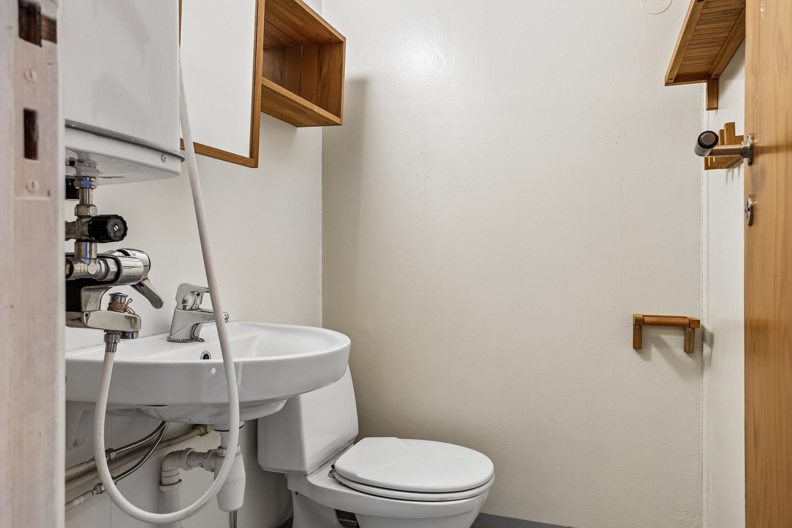 Badet er utstyrt med toalett, servant og dusjløsning. Galleribilde
