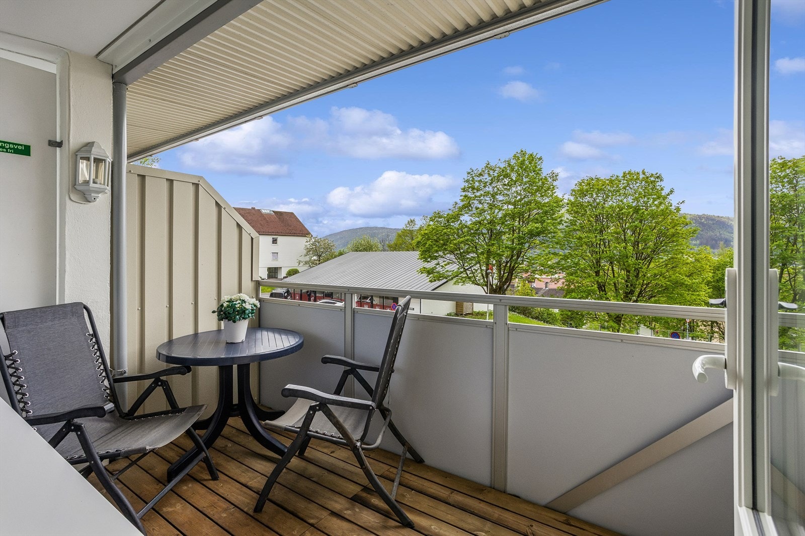 Fra stuen er det utgang til en balkong med plass til sittegruppe og utsikt over nærområdet. Galleribilde