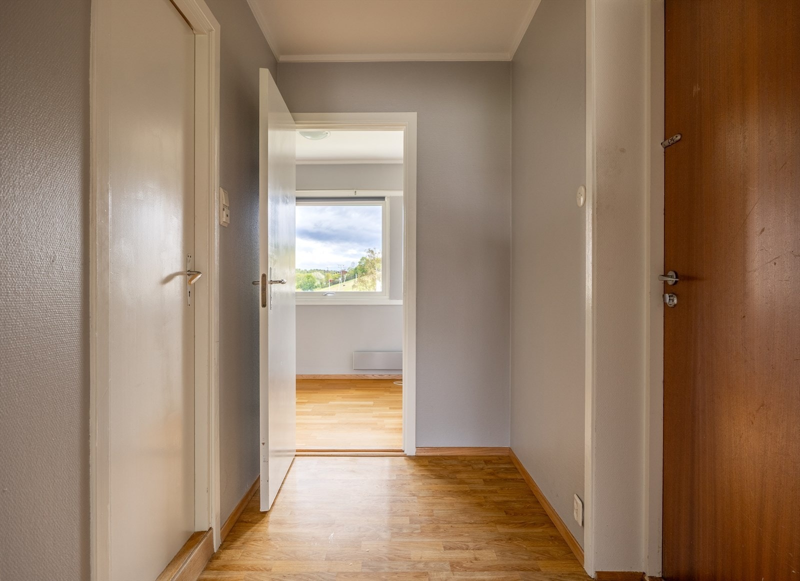 Romslig gang/entré Galleribilde