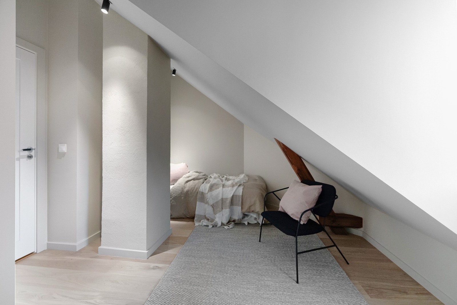 Soverom 2 har en lun og hyggelig atmosfære med skråtak, lyse overflater og plass til seng samt mindre møblering. Galleribilde