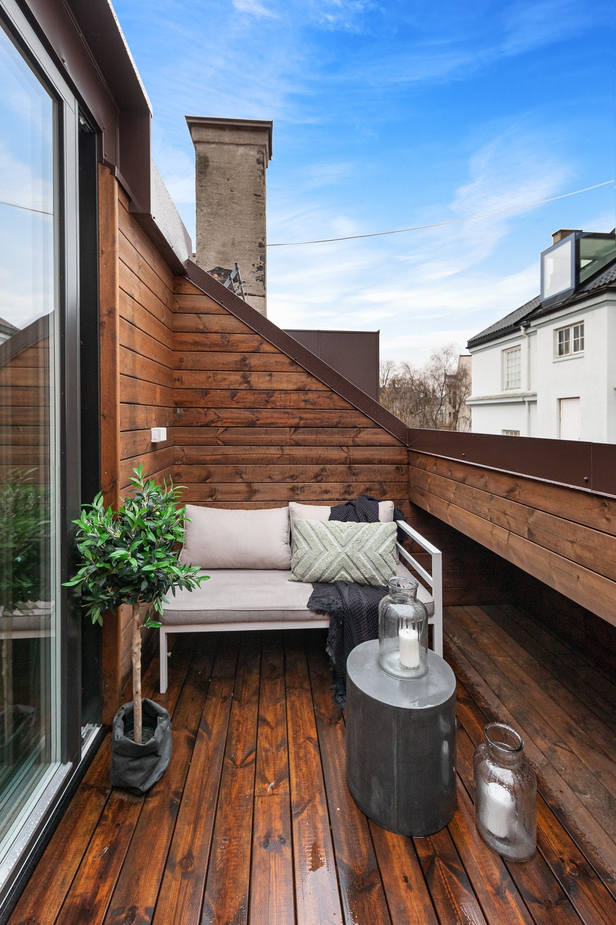 Leiligheten ligger i byggets sjette etasje med heisadkomst og har en nordvestvendt terrasse med fine solforhold og noe utsikt. Galleribilde